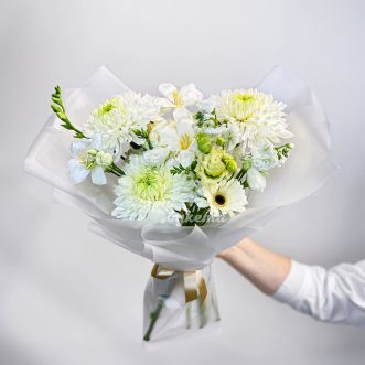 Букет белых тюльпанов, хризантем и эустом Букет белых тюльпанов, хризантем и эустом
