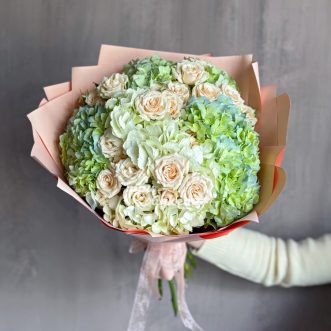 Букет кремовых роз и зеленых гортензий Букет кремовых роз и зеленых гортензий