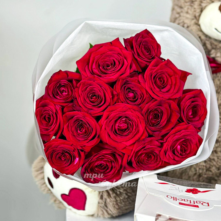 Набор из мягкой игрушки, шариков, конфет и 15 красных роз (крупный план на букете)